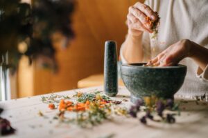mulher fazendo os preparativos para usar as plantas medicinais