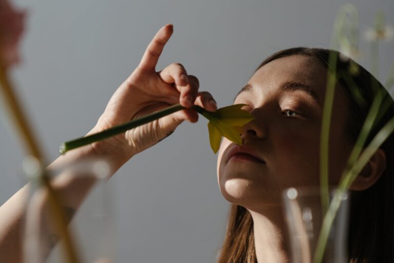 mulher cheirando flor pra aliviar a menopausa