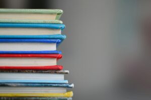 livros empilhados, importância do aprendizado