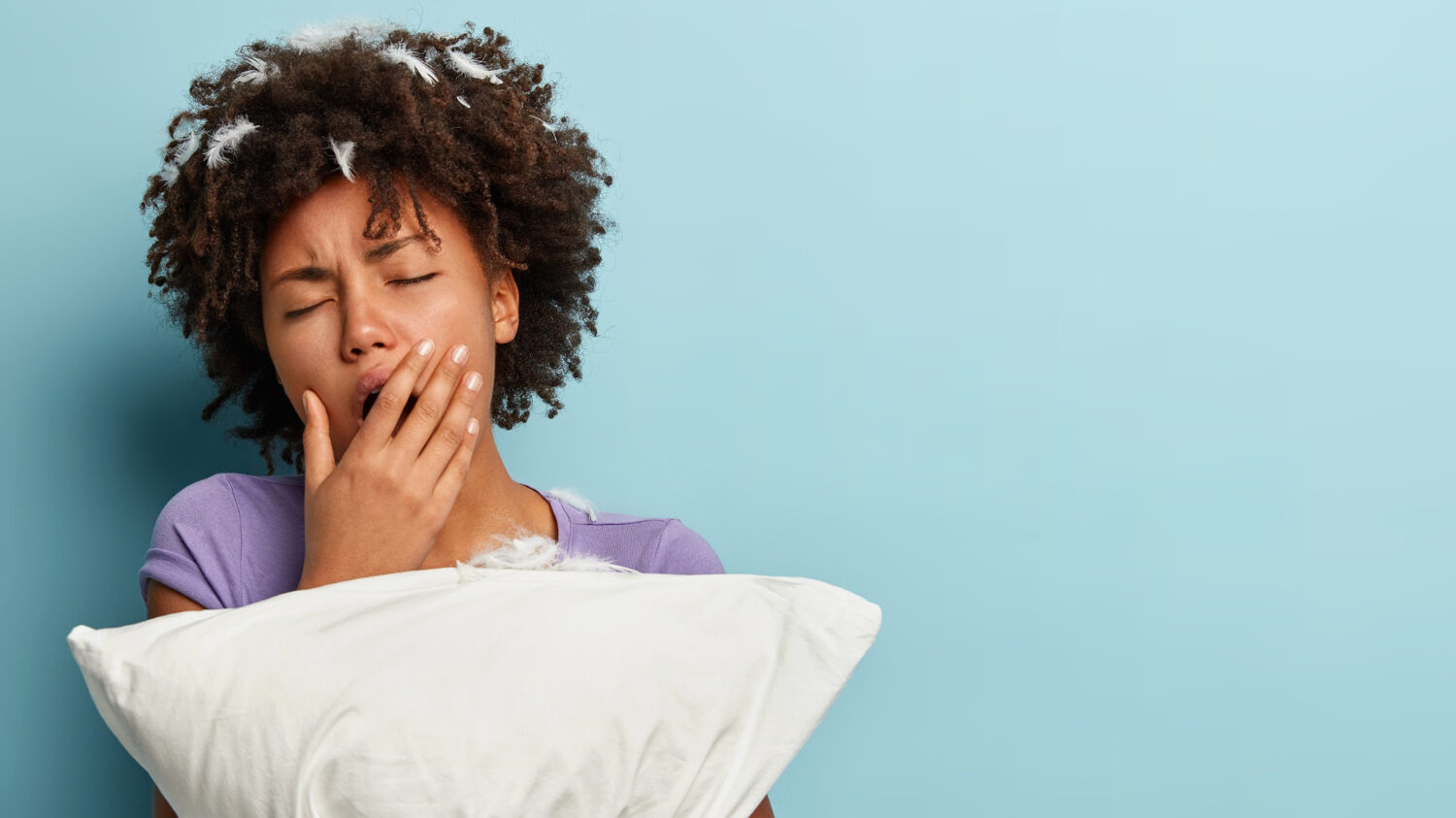 Como ter um sono de qualidade em 6 passos 1 mulher acordada com travesseiro na mão, e com sono de qualidade