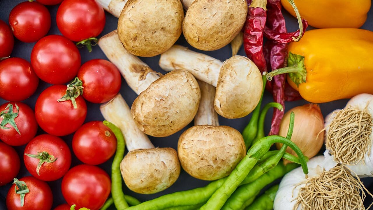Alimentação e saúde mental | como a dieta afeta o humor 1 alimentos na mesa sendo preparados, alimentação e saúde mental