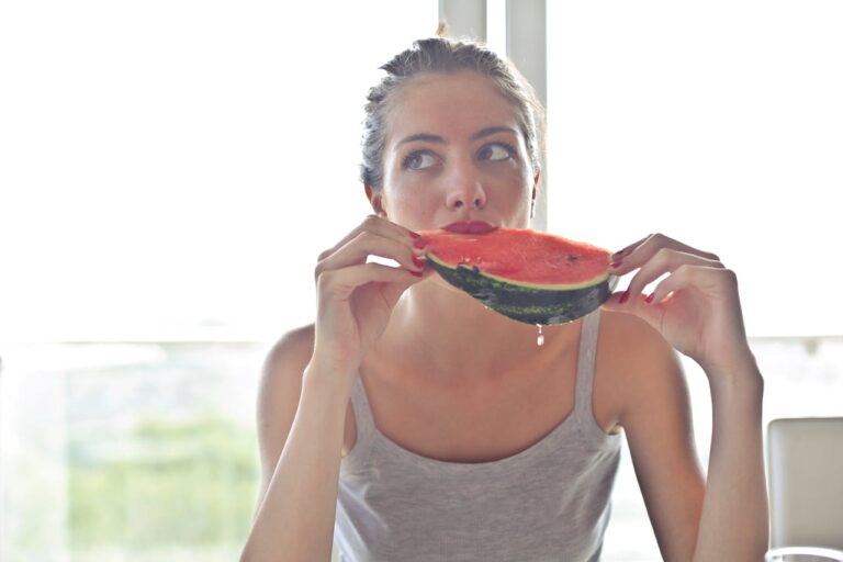 mulher comendo melancia, alimentação e saúde mental